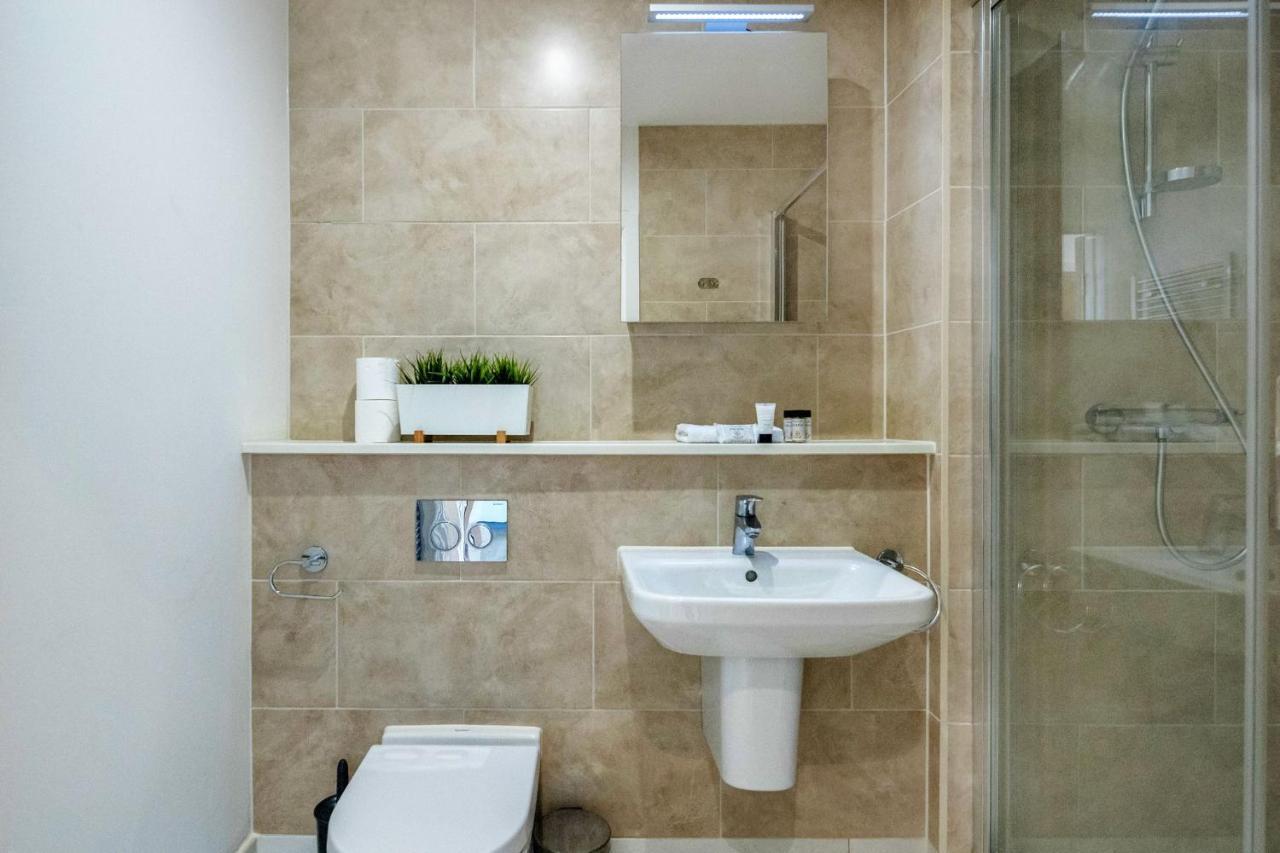 Roomspace Serviced Apartments - Swan House Leatherhead Exteriér fotografie