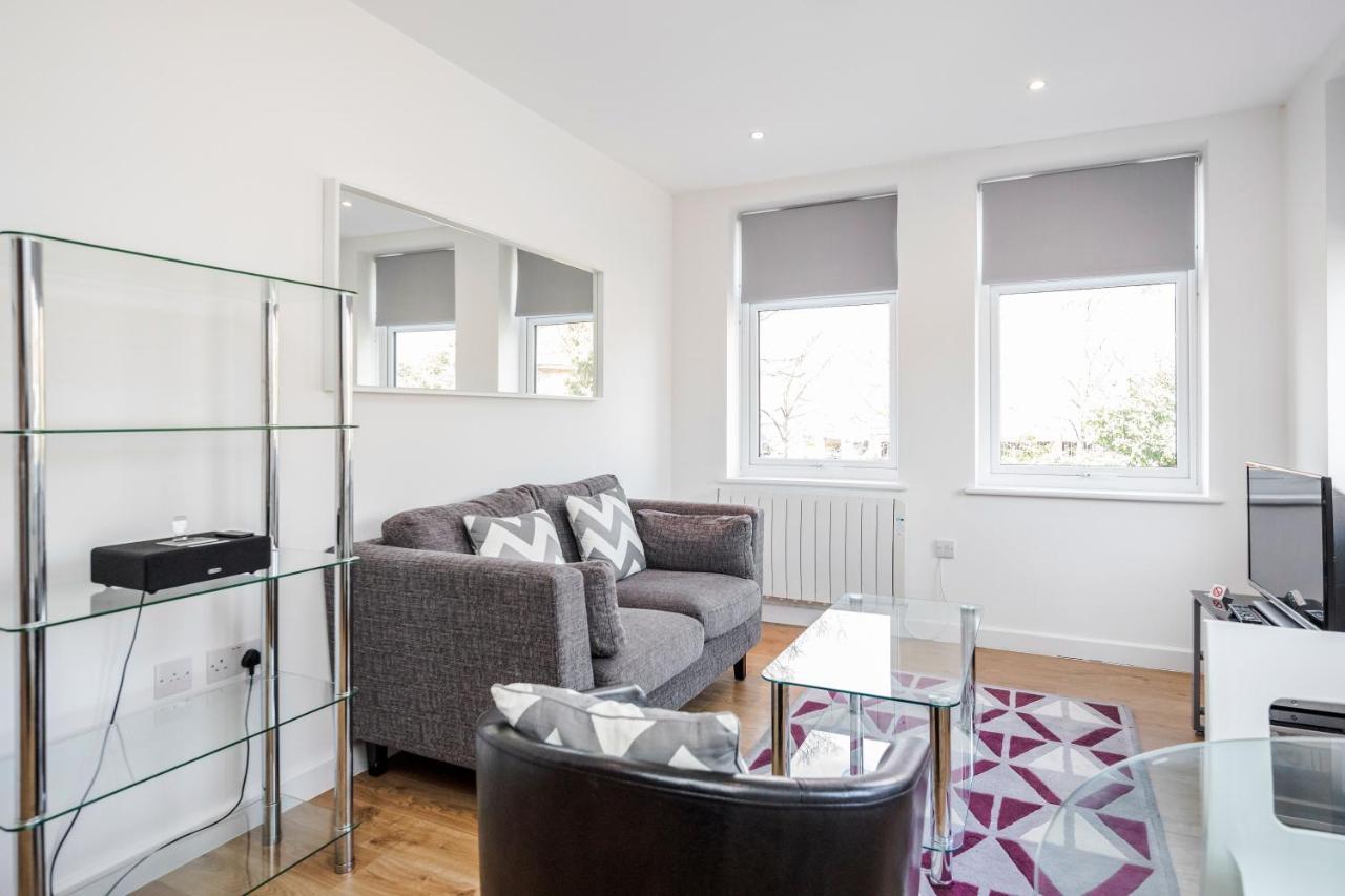 Roomspace Serviced Apartments - Swan House Leatherhead Exteriér fotografie