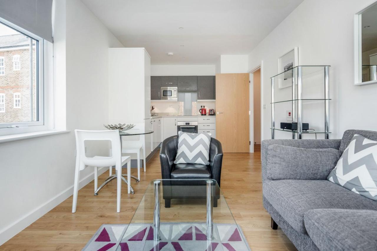 Roomspace Serviced Apartments - Swan House Leatherhead Exteriér fotografie