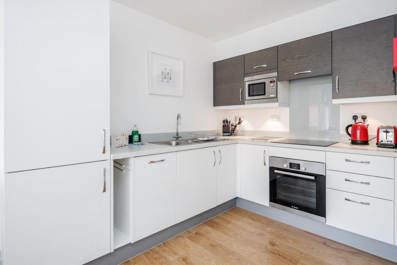 Roomspace Serviced Apartments - Swan House Leatherhead Exteriér fotografie