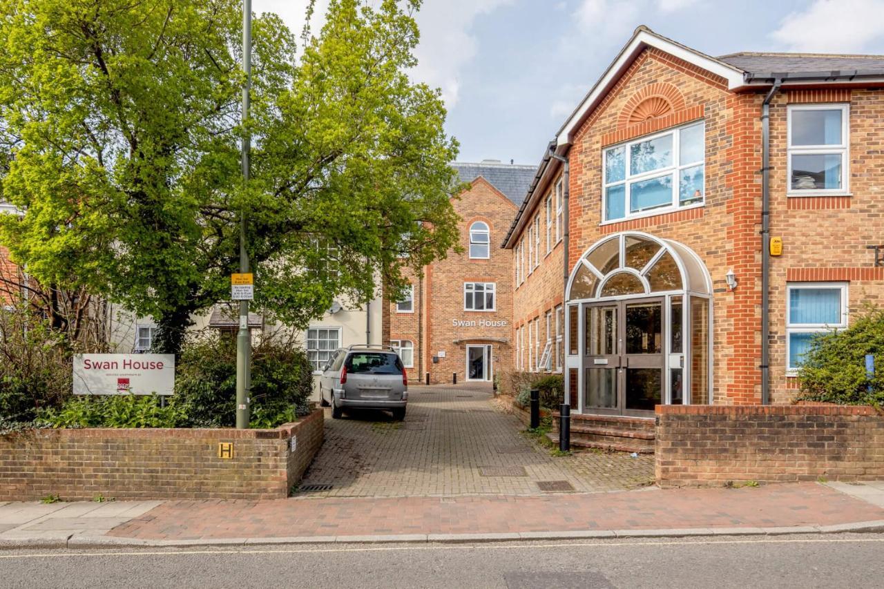 Roomspace Serviced Apartments - Swan House Leatherhead Exteriér fotografie